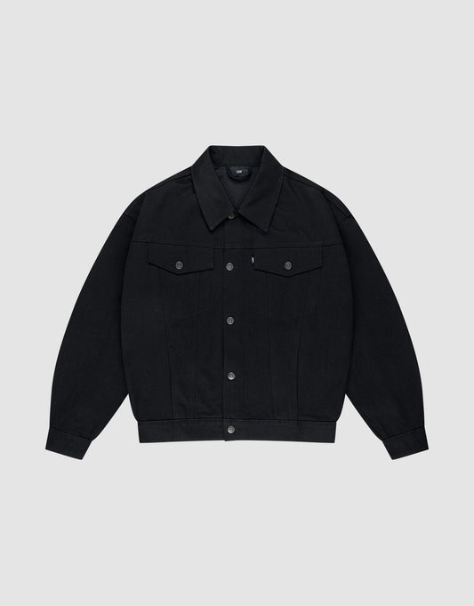 Die LFDY Denim Jacket von LIVE FAST DIE YOUNG ist eine schwarze Oversize-Jeansjacke aus 100% Baumwolle mit klassischem Kragen, Knopfleiste, langen Ärmeln und zwei Brusttaschen – präsentiert auf hellgrauem Hintergrund. | plain