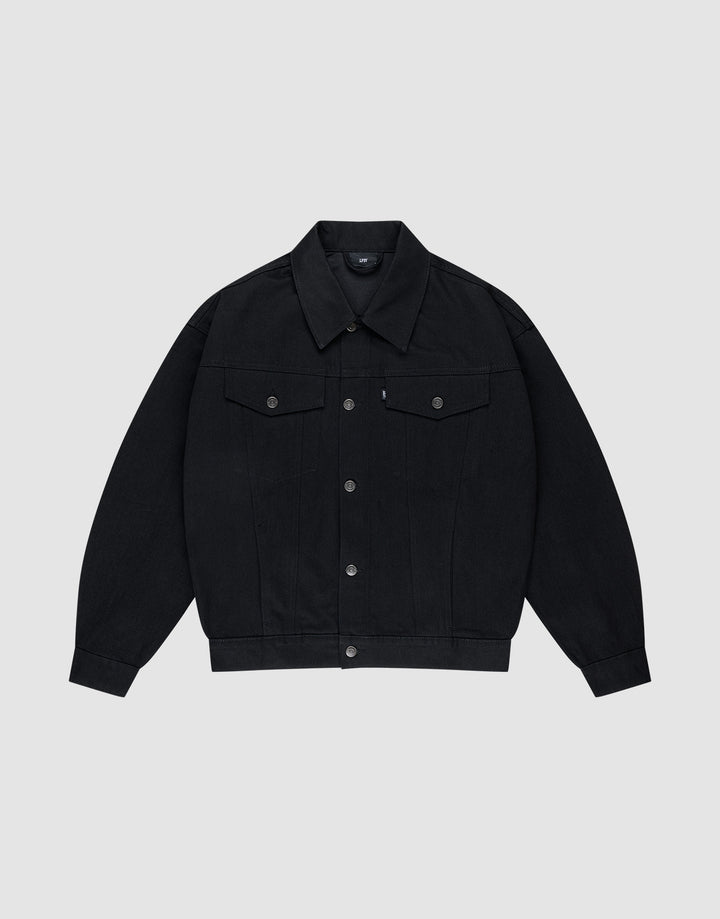 Die LFDY Denim Jacket von LIVE FAST DIE YOUNG ist eine schwarze Oversize-Jeansjacke aus 100% Baumwolle mit klassischem Kragen, Knopfleiste, langen Ärmeln und zwei Brusttaschen – präsentiert auf hellgrauem Hintergrund. | plain