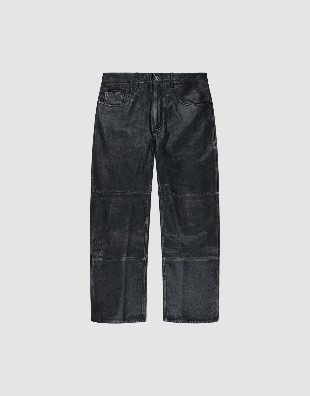 Baggy Leather Pants von LIVE FAST DIE YOUNG aus schwarzem Schafsleder mit geradem Bein, fünf Taschen und sichtbaren Nahtdetails, flach auf weißem Hintergrund präsentiert. | plain