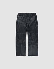 Baggy Leather Pants von LIVE FAST DIE YOUNG aus schwarzem Schafsleder mit geradem Bein, fünf Taschen und sichtbaren Nahtdetails, flach auf weißem Hintergrund präsentiert. | plain