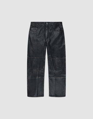 Baggy Leather Pants von LIVE FAST DIE YOUNG aus schwarzem Schafsleder mit geradem Bein, fünf Taschen und sichtbaren Nahtdetails, flach auf weißem Hintergrund präsentiert. | plain