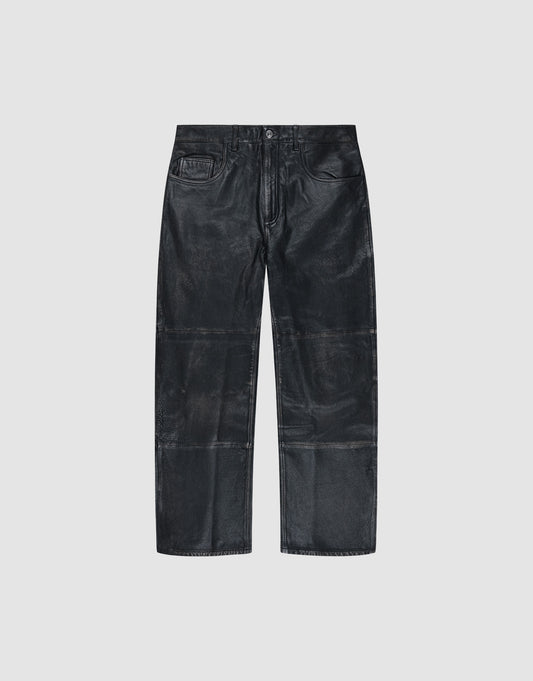 Baggy Leather Pants von LIVE FAST DIE YOUNG aus schwarzem Schafsleder mit geradem Bein, fünf Taschen und sichtbaren Nahtdetails, flach auf weißem Hintergrund präsentiert. | plain