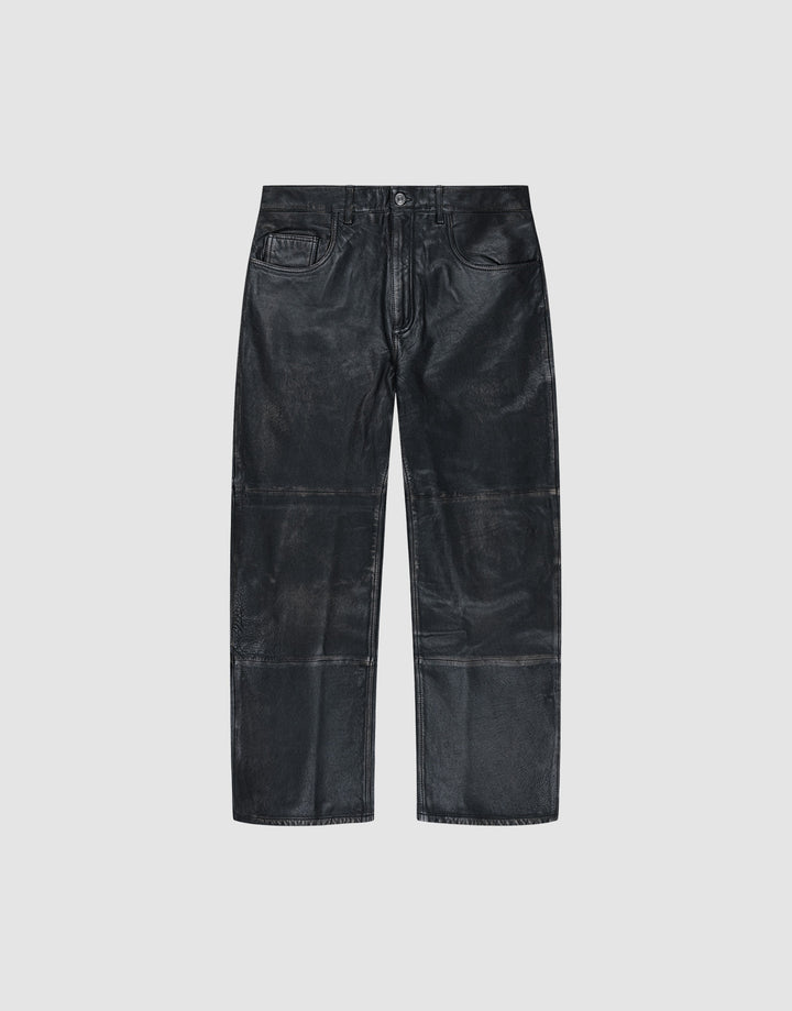 Baggy Leather Pants von LIVE FAST DIE YOUNG aus schwarzem Schafsleder mit geradem Bein, fünf Taschen und sichtbaren Nahtdetails, flach auf weißem Hintergrund präsentiert. | plain