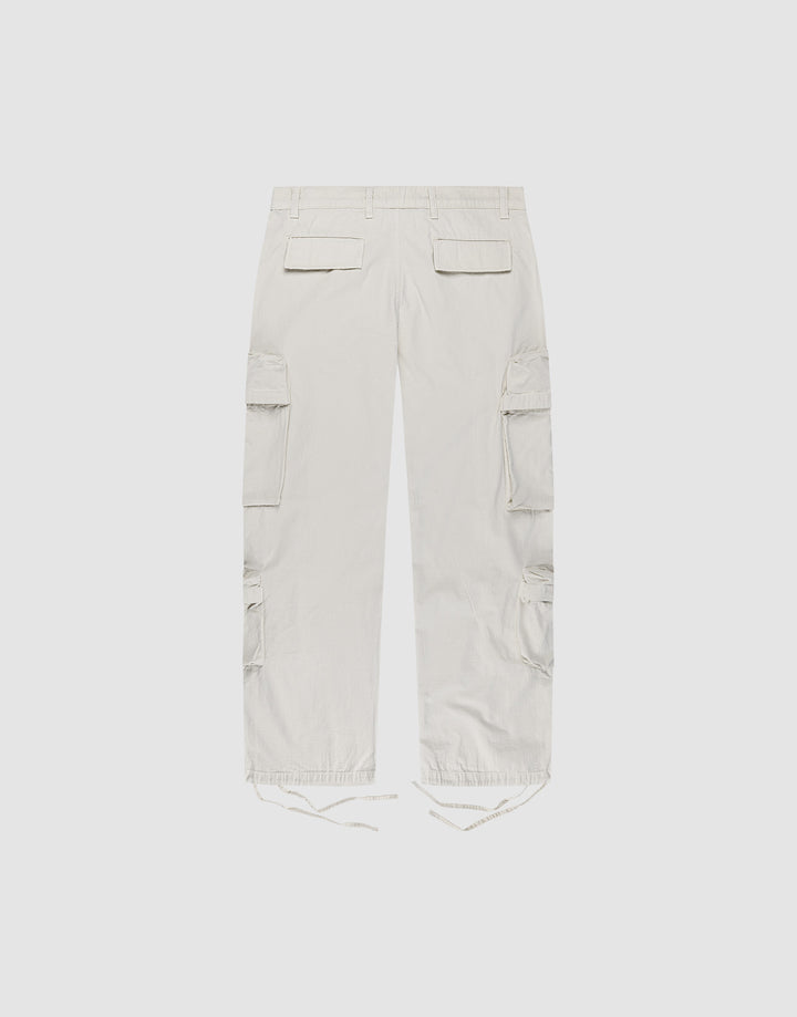 The Wide Summer Cargo by LIVE FAST DIE YOUNG in light beige features a wide fit, seat and side Cargotaschen, and adjustable ankle drawstrings, shown from the back on a plain white background.