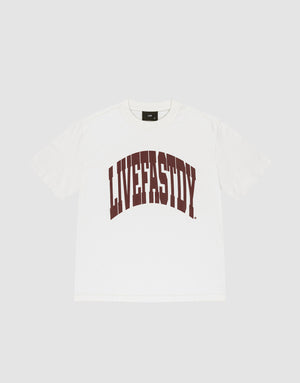 The LFDY Block Tee by LIVE FAST DIE YOUNG is a white oversize-fit short-sleeve shirt with LIVEFASTDIEYOUNG in bold, arched dark red letters on the chest. Made from 100% Baumwolle. | plain