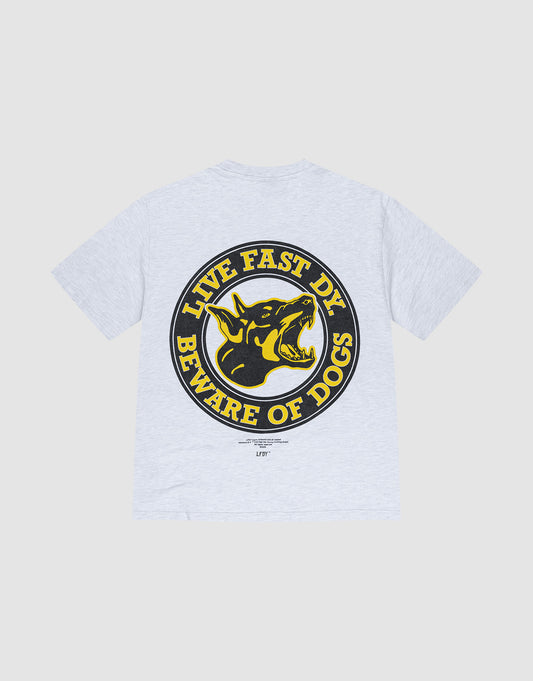 The LFDY Circle Dog Tee by LIVE FAST DIE YOUNG is a light gray, vintage-washed, oversized T-shirt made from 100% Baumwolle, featuring a large back graphic of a snarling dog head with bold yellow “LIVE FAST DIE” and “BEWARE OF DOGS” text. | plain