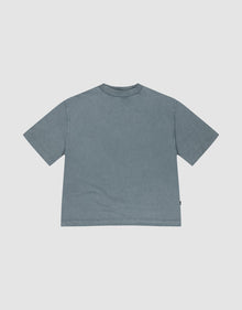 The LIVE FAST DIE YOUNG Cropped Oversize Tee is a plain, loose-fitting, short-sleeve shirt in muted blue-gray, made from 100% Baumwolle with a simple crew neckline and no visible logos or designs. Laid flat on a white background. | plain