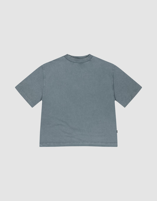 The LIVE FAST DIE YOUNG Cropped Oversize Tee is a plain, loose-fitting, short-sleeve shirt in muted blue-gray, made from 100% Baumwolle with a simple crew neckline and no visible logos or designs. Laid flat on a white background. | plain