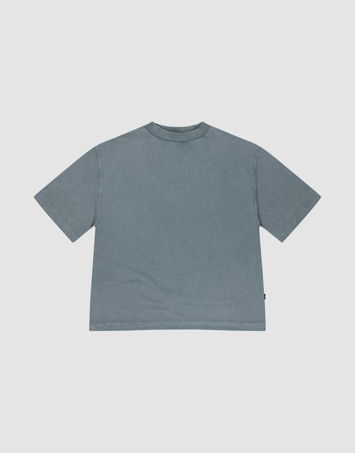 The LIVE FAST DIE YOUNG Cropped Oversize Tee is a plain, loose-fitting, short-sleeve shirt in muted blue-gray, made from 100% Baumwolle with a simple crew neckline and no visible logos or designs. Laid flat on a white background. | plain