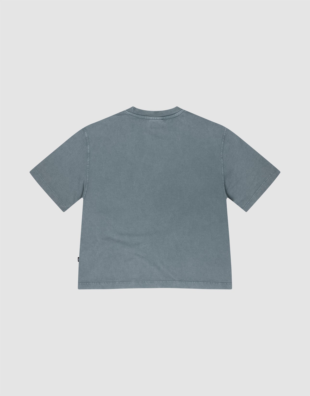 The LIVE FAST DIE YOUNG Cropped Oversize Tee, a plain short-sleeve faded blue shirt made from 100% Baumwolle, is displayed flat on a white background with its back side showing.