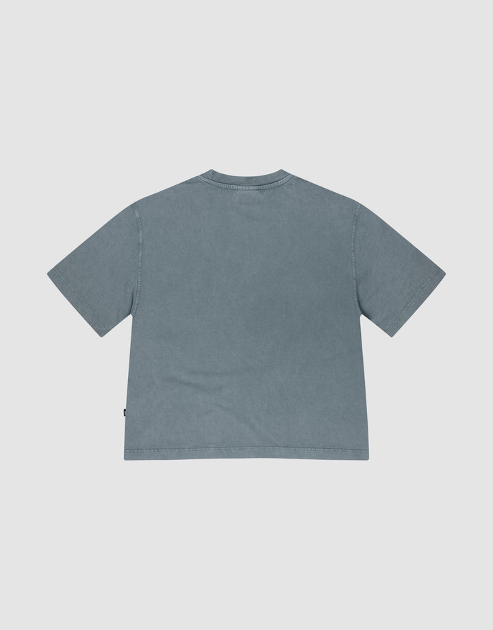 The LIVE FAST DIE YOUNG Cropped Oversize Tee, a plain short-sleeve faded blue shirt made from 100% Baumwolle, is displayed flat on a white background with its back side showing.