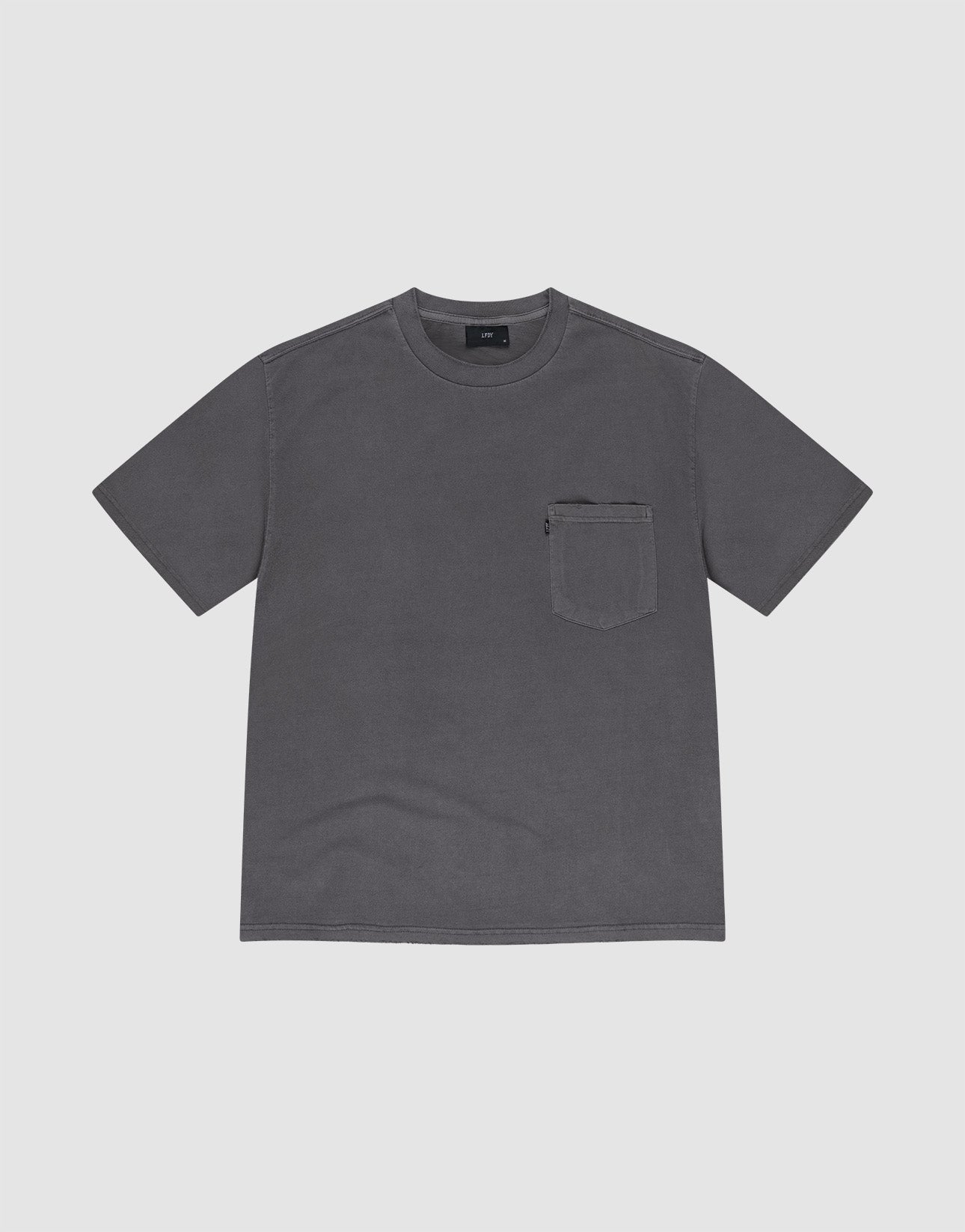 The LFDY Destroyed Pocket Tee is an oversized, dark gray short-sleeve T-shirt with a round neck and a small zippered pocket on the left chest, made from 100% Baumwolle.