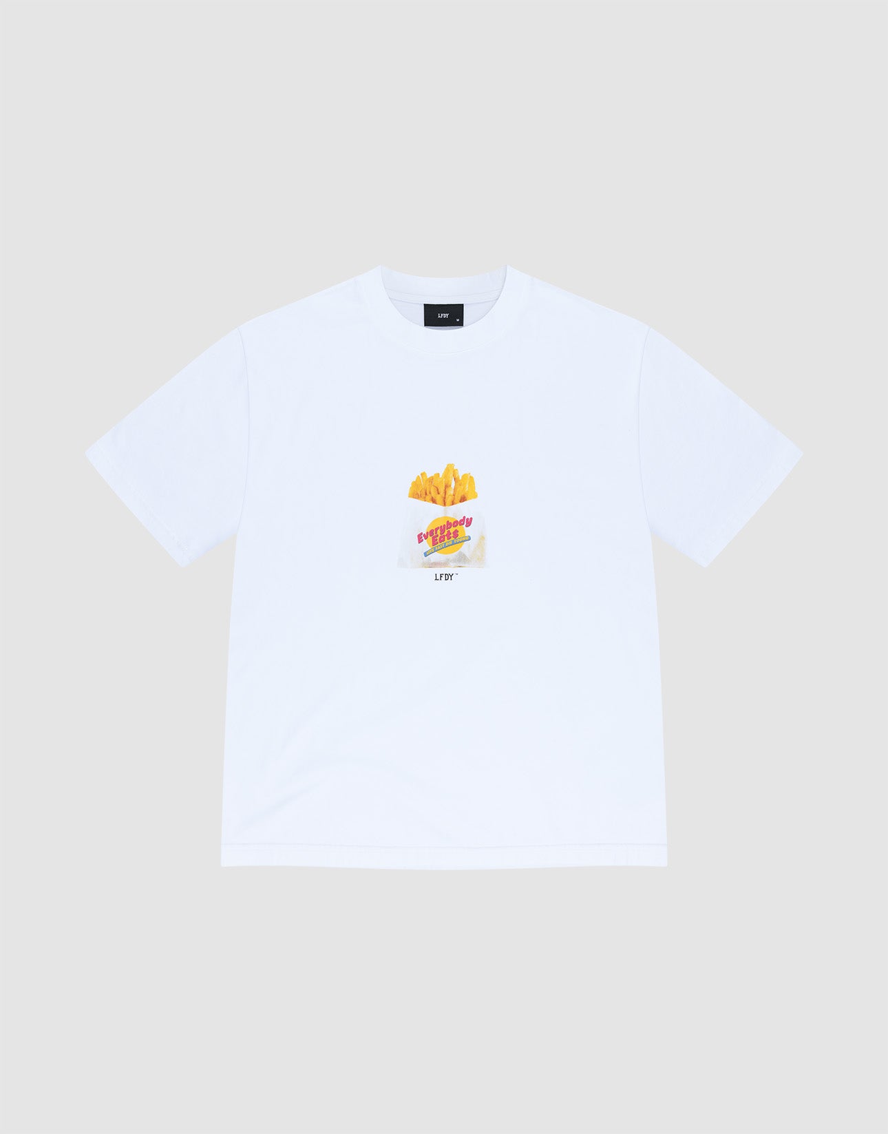The LFDY Fries Tee by LIVE FAST DIE YOUNG is a regular fit, plain white short-sleeve shirt with a cented front print of French fries and "LIFE" text. Made from 100% Baumwolle. Light gray background. | plain