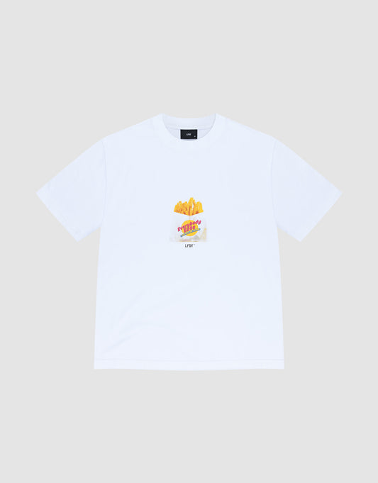 The LFDY Fries Tee by LIVE FAST DIE YOUNG is a regular fit, plain white short-sleeve shirt with a cented front print of French fries and "LIFE" text. Made from 100% Baumwolle. Light gray background. | plain