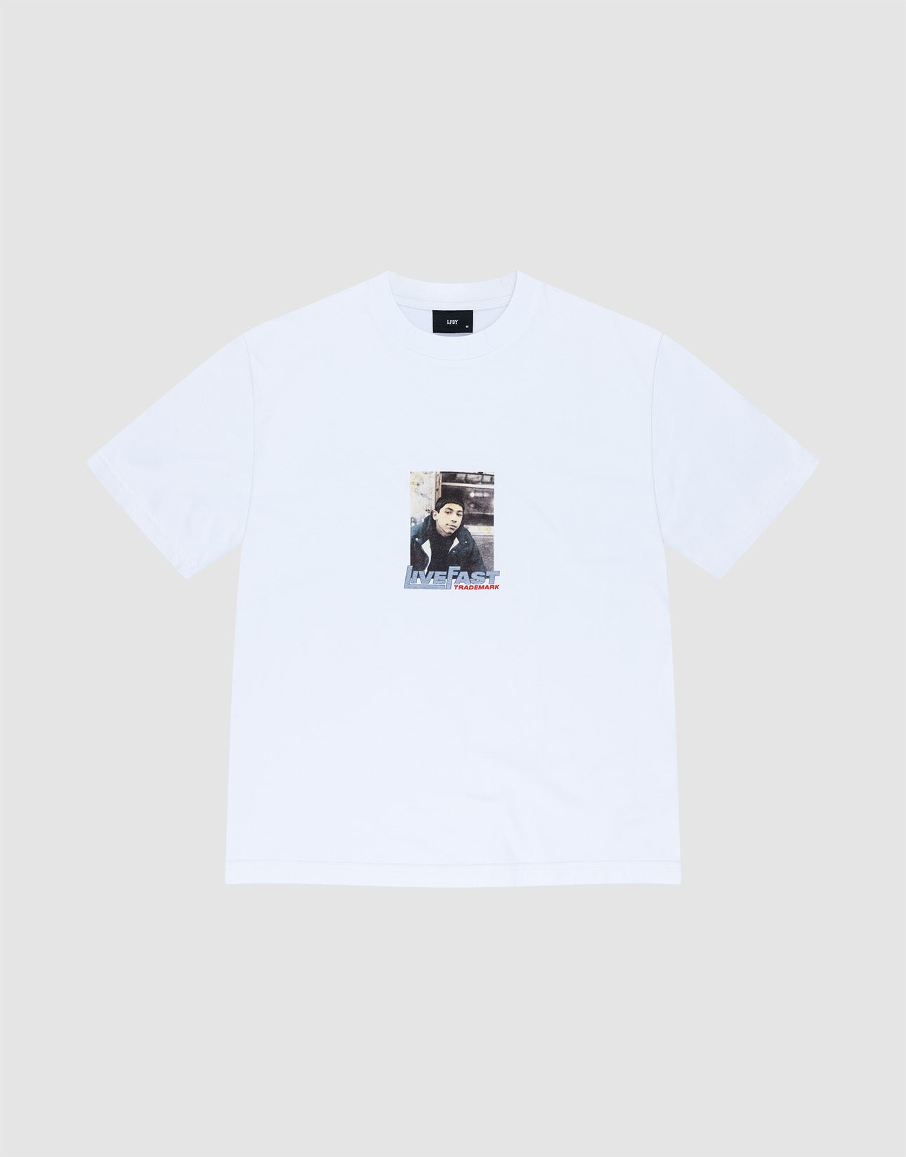 The Cope South Bronx Tee by LIVE FAST DIE YOUNG is a regular-fit, plain white short-sleeve shirt featuring a small rectangular photo of a seated person with text below, centered on the chest. Made from 100% Baumwolle for comfort. | plain