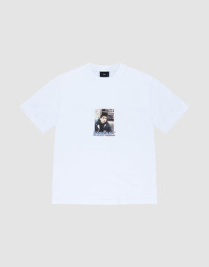 The Cope South Bronx Tee by LIVE FAST DIE YOUNG is a regular-fit, plain white short-sleeve shirt featuring a small rectangular photo of a seated person with text below, centered on the chest. Made from 100% Baumwolle for comfort. | plain
