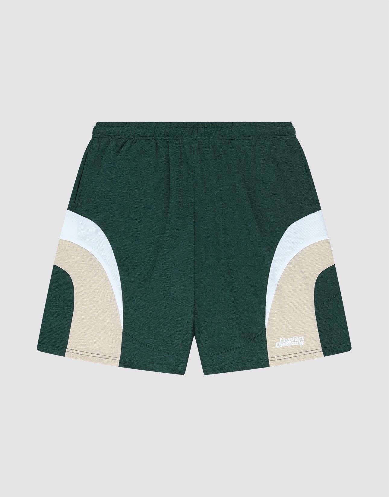 Die Basic Trackshorts von LIVE FAST DIE YOUNG in Dunkelgrün mit weiß-beigen Farbblock-Panels an den Seiten, elastischem Bund und kleinem Logo-Print auf dem linken Bein, präsentiert vor hellgrauem Hintergrund.