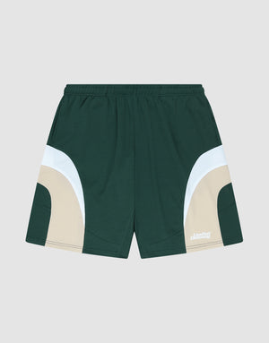Die Basic Trackshorts von LIVE FAST DIE YOUNG in Dunkelgrün mit weiß-beigen Farbblock-Panels an den Seiten, elastischem Bund und kleinem Logo-Print auf dem linken Bein, präsentiert vor hellgrauem Hintergrund. | plain