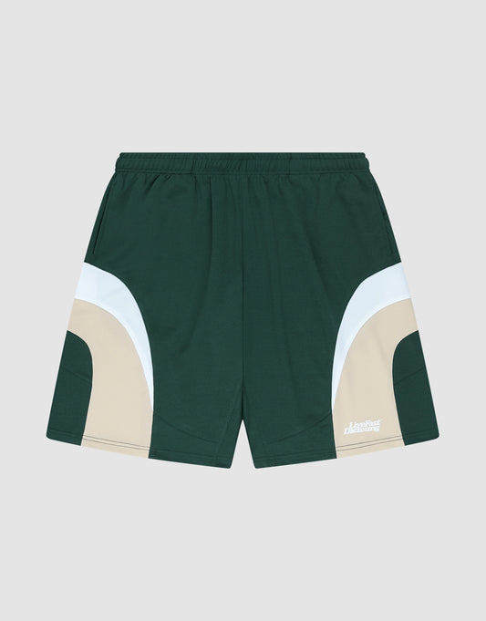 Die Basic Trackshorts von LIVE FAST DIE YOUNG in Dunkelgrün mit weiß-beigen Farbblock-Panels an den Seiten, elastischem Bund und kleinem Logo-Print auf dem linken Bein, präsentiert vor hellgrauem Hintergrund. | plain