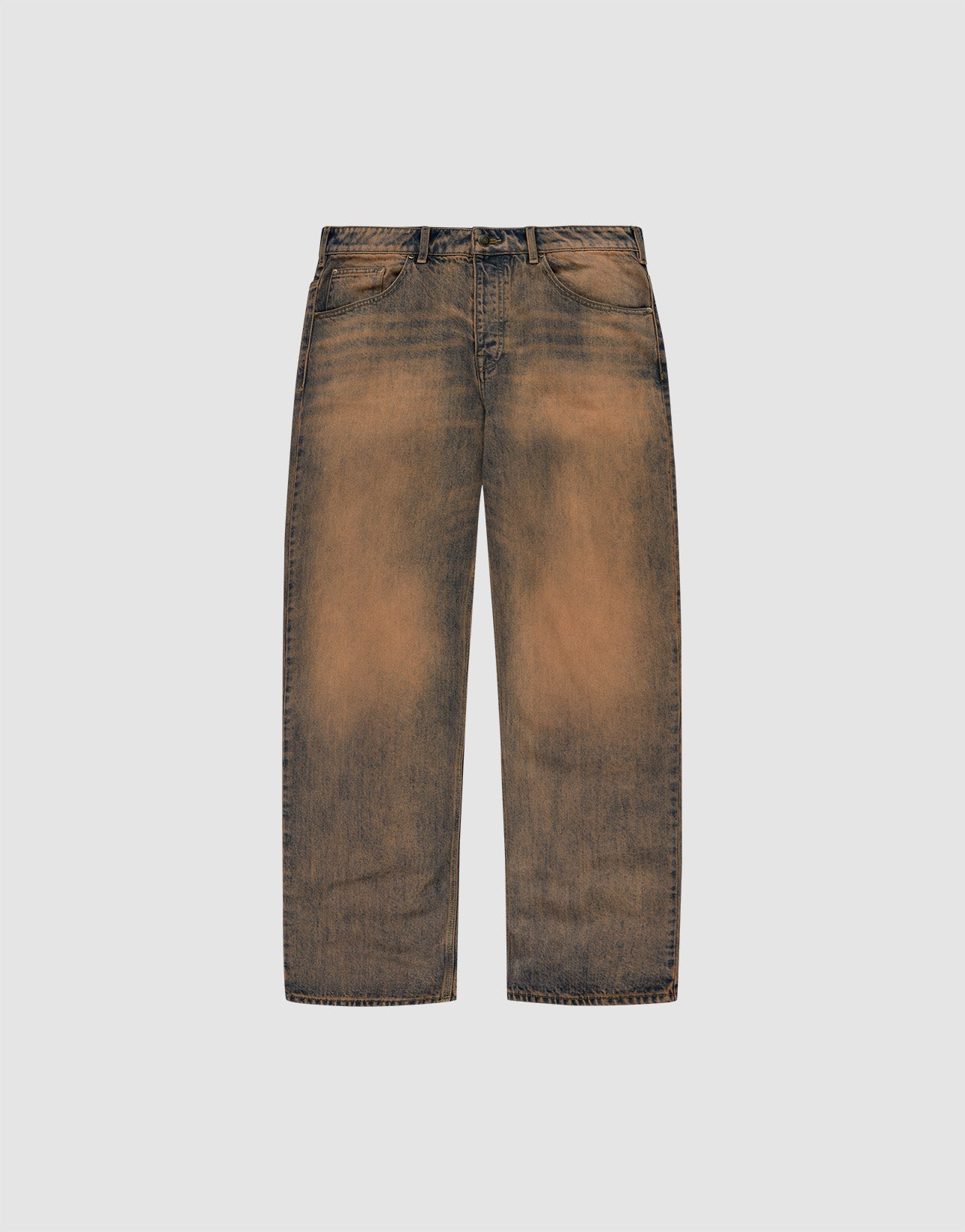 Die LFDY Baggy Denim von LIVE FAST DIE YOUNG überzeugt mit 100% Baumwolle, braun-schwarzem Acid-Washed-Effekt, weitem Baggy Fit, Fronttaschen, Gürtelschlaufen und Knopf-Zipper-Verschluss auf hellgrauem Hintergrund.