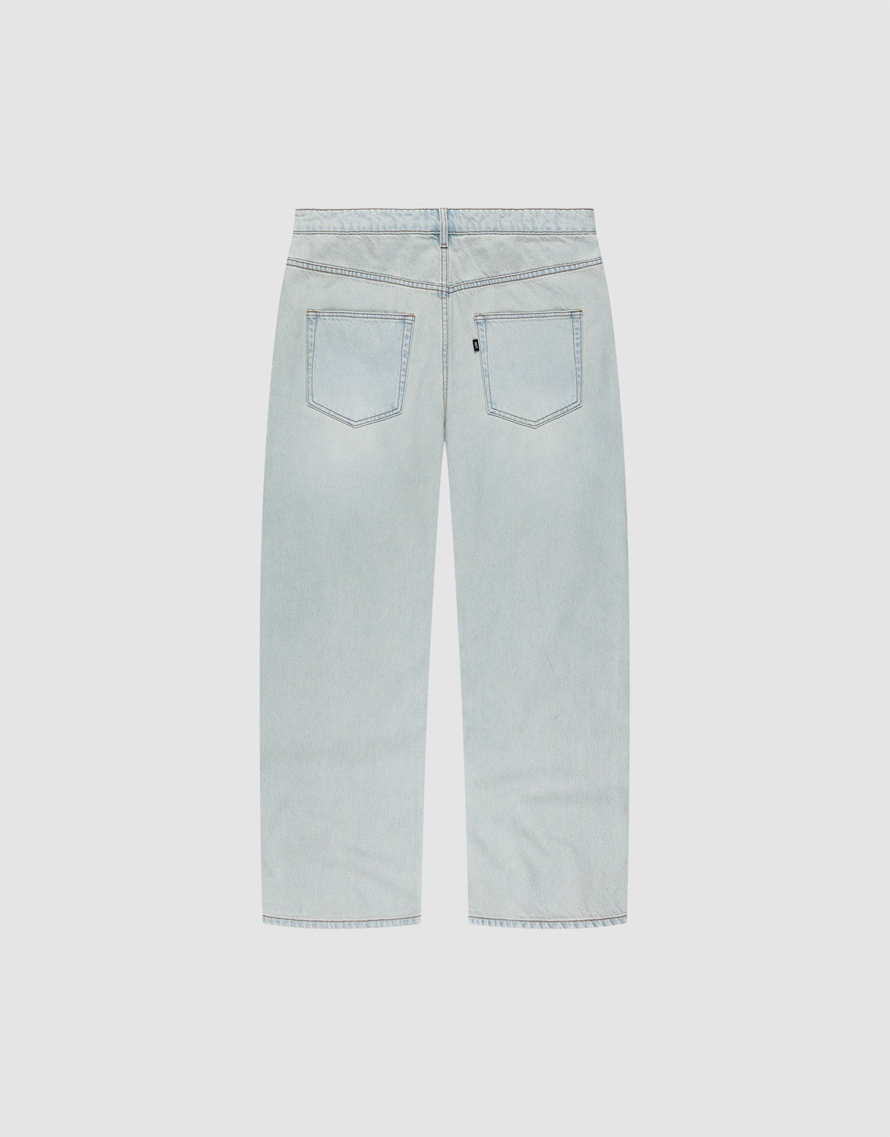 Die LFDY Baggy Denim von LIVE FAST DIE YOUNG aus 100% Baumwolle in Hellblau zeigt sich im Baggy Fit mit weitem, geradem Bein, zwei Gesäßtaschen und seitlichen Nähten – abgebildet vor schlicht weißem Hintergrund.