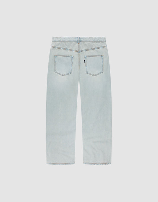 Die LFDY Baggy Denim von LIVE FAST DIE YOUNG aus 100% Baumwolle in Hellblau zeigt sich im Baggy Fit mit weitem, geradem Bein, zwei Gesäßtaschen und seitlichen Nähten – abgebildet vor schlicht weißem Hintergrund.
