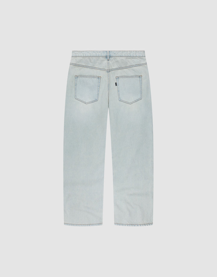 Die LFDY Baggy Denim von LIVE FAST DIE YOUNG aus 100% Baumwolle in Hellblau zeigt sich im Baggy Fit mit weitem, geradem Bein, zwei Gesäßtaschen und seitlichen Nähten – abgebildet vor schlicht weißem Hintergrund.