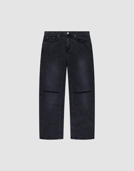 The LIVE FAST DIE YOUNG Oversize Ripped Denim features a black straight-leg, baggy fit with slight fading, five pockets, subtle knee distressing, and is made from 100% Baumwolle. Shown on a plain light gray background. | plain