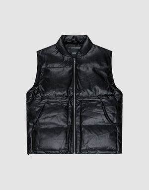 The LIVE FAST DIE YOUNG Padded Vest is a black, sleeveless Regular Fit faux leather puffer with wattierte Weste details, front zipper, two large pockets, and Stehkragen, shown flat on a light gray background. | plain