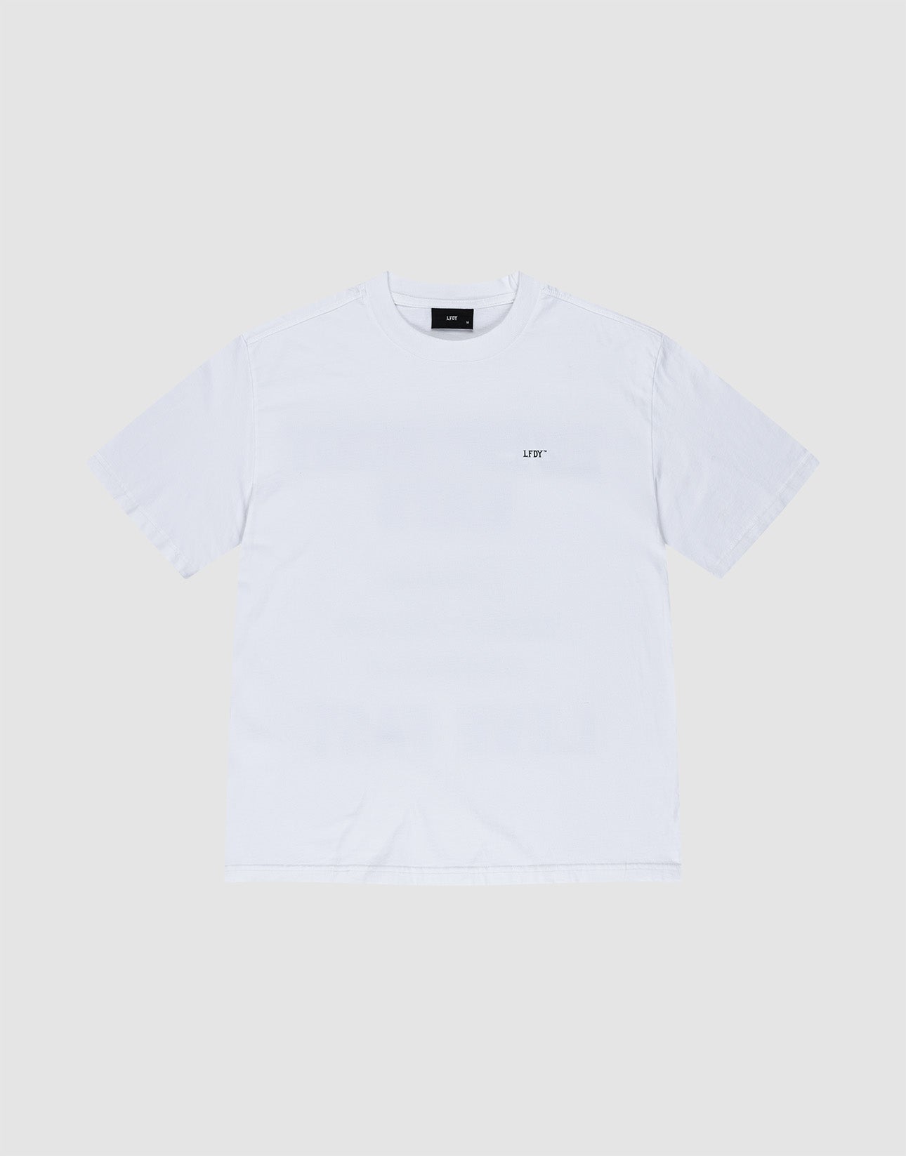 The LIVE FAST DIE YOUNG Everybody Eats Tee is an oversized white short-sleeve shirt made from 100% Baumwolle, featuring a small black LIFT logo on the left chest, shown on a light gray background.