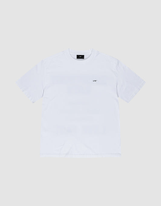 The LIVE FAST DIE YOUNG Everybody Eats Tee is an oversized white short-sleeve shirt made from 100% Baumwolle, featuring a small black LIFT logo on the left chest, shown on a light gray background.