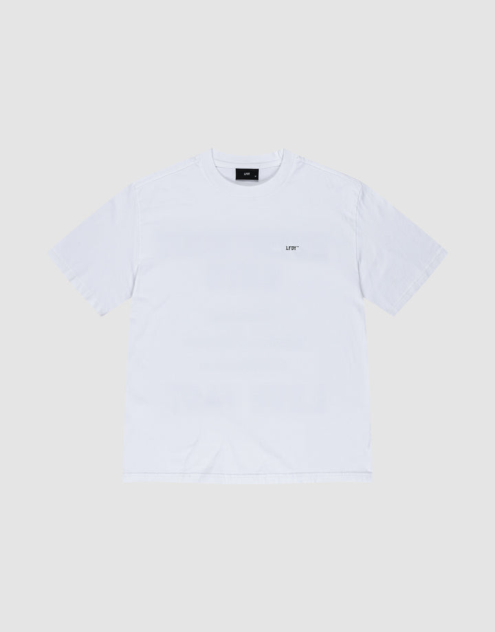 The LIVE FAST DIE YOUNG Everybody Eats Tee is an oversized white short-sleeve shirt made from 100% Baumwolle, featuring a small black LIFT logo on the left chest, shown on a light gray background.