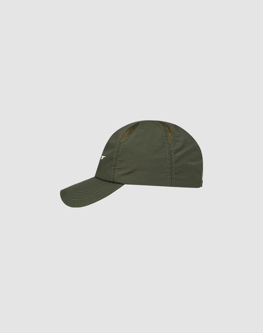 Die LFDY Performance Cap von LIVE FAST DIE YOUNG aus robustem Nylon in Olivgrün mit sichtbaren Nähten und geometrischen Mesh-Lüftungslöchern wird im Profil vor einem hellgrauen Hintergrund präsentiert.